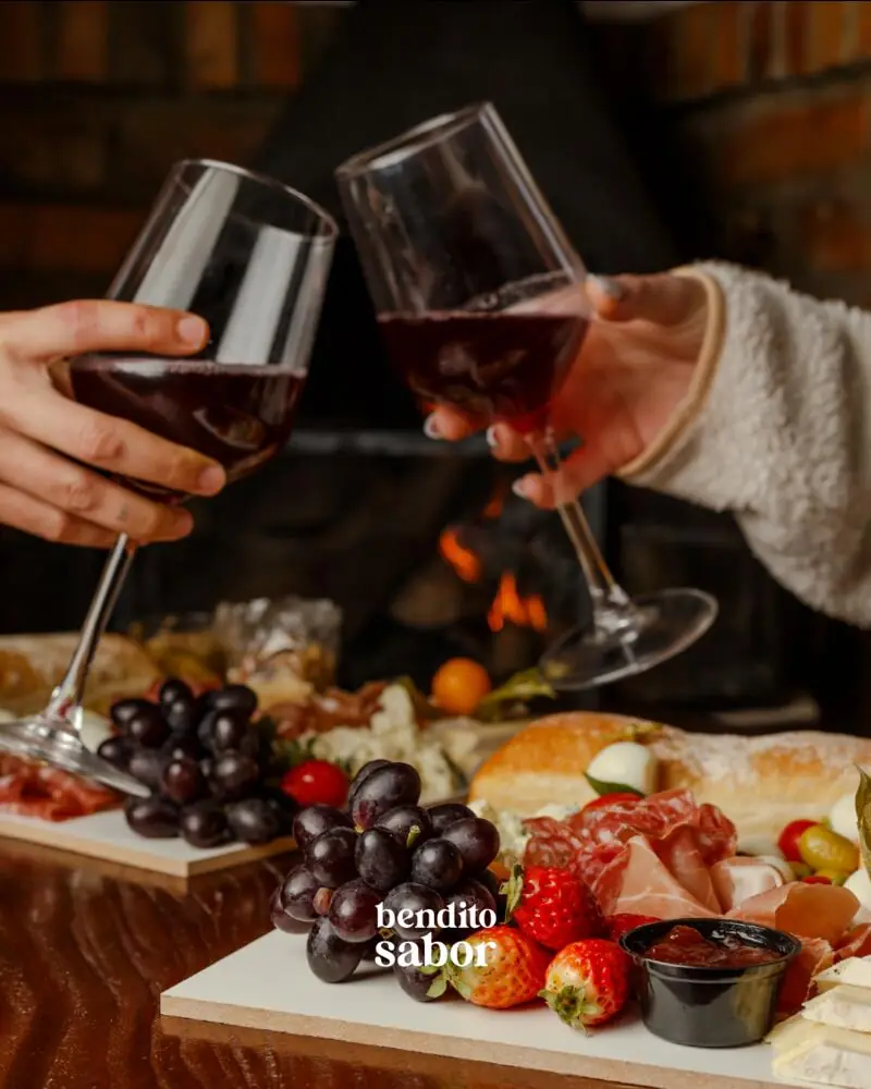 Brinde com vinho e tábua de frios