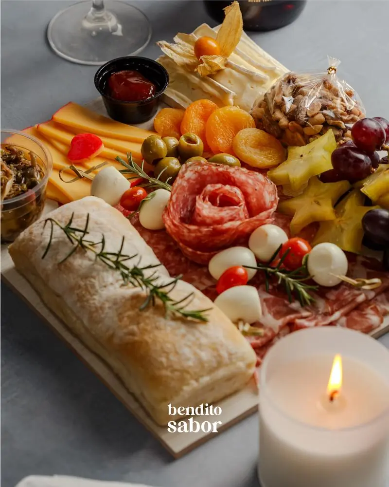 Tábua com queijos, salame e frutas